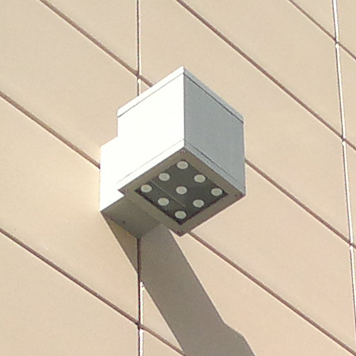 Современный светильник для подсветки фасада!
